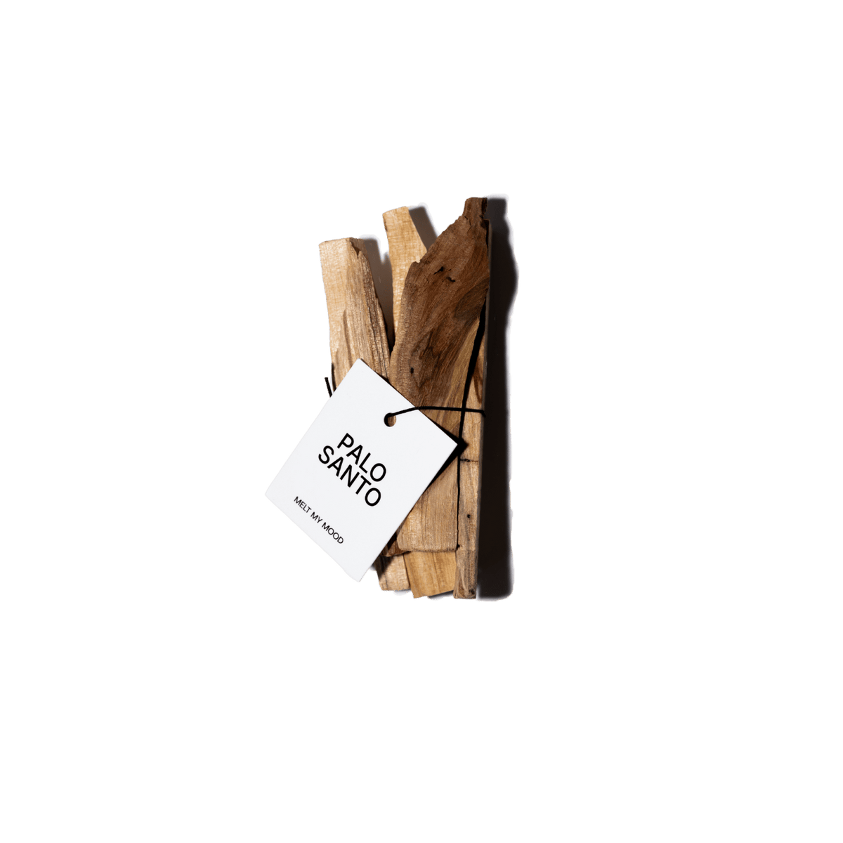Fekete zsineggel átkötött Palo Santo füstölőpálcika-köteg, amelyen egy fehér papírcédula látható a „PALO SANTO” és „MELT MY MOOD” felirattal; a kompozíció egyszínű fehér háttér előtt látható.