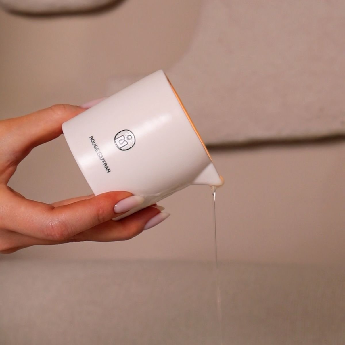 A gyertya, ami megsimogat — ismerd meg a testápoló gyertya élményét - Melt My Mood
