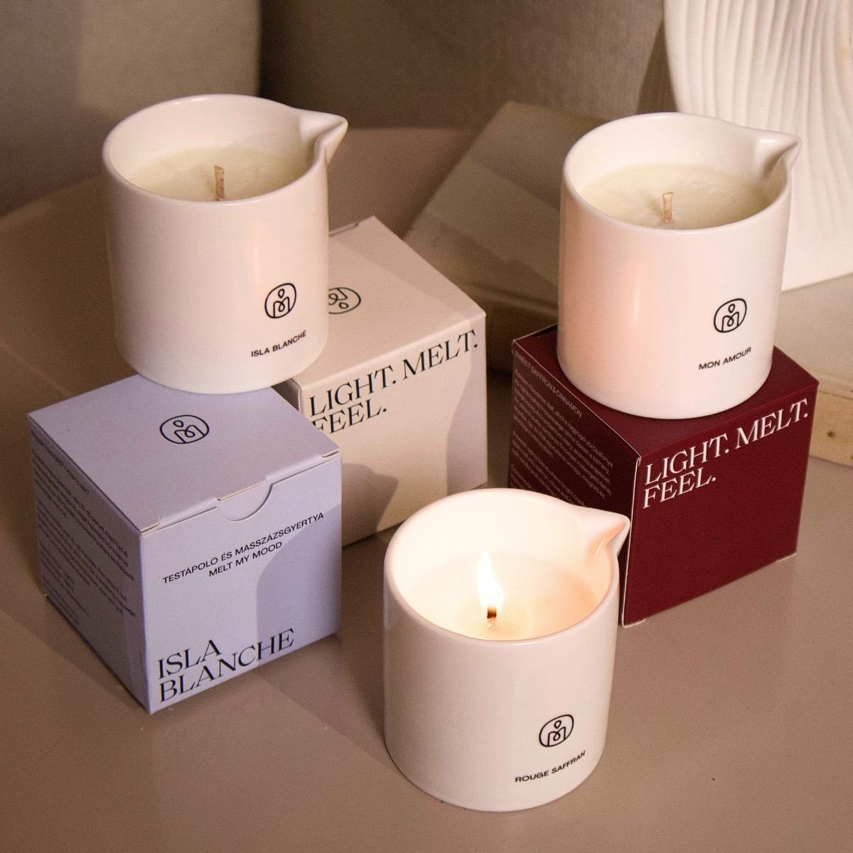 Melt My Mood testápoló gyertya csomag: Rouge Saffran, Isla Blanche és Mon Amour masszázsgyertyák természetes összetevőkkel.