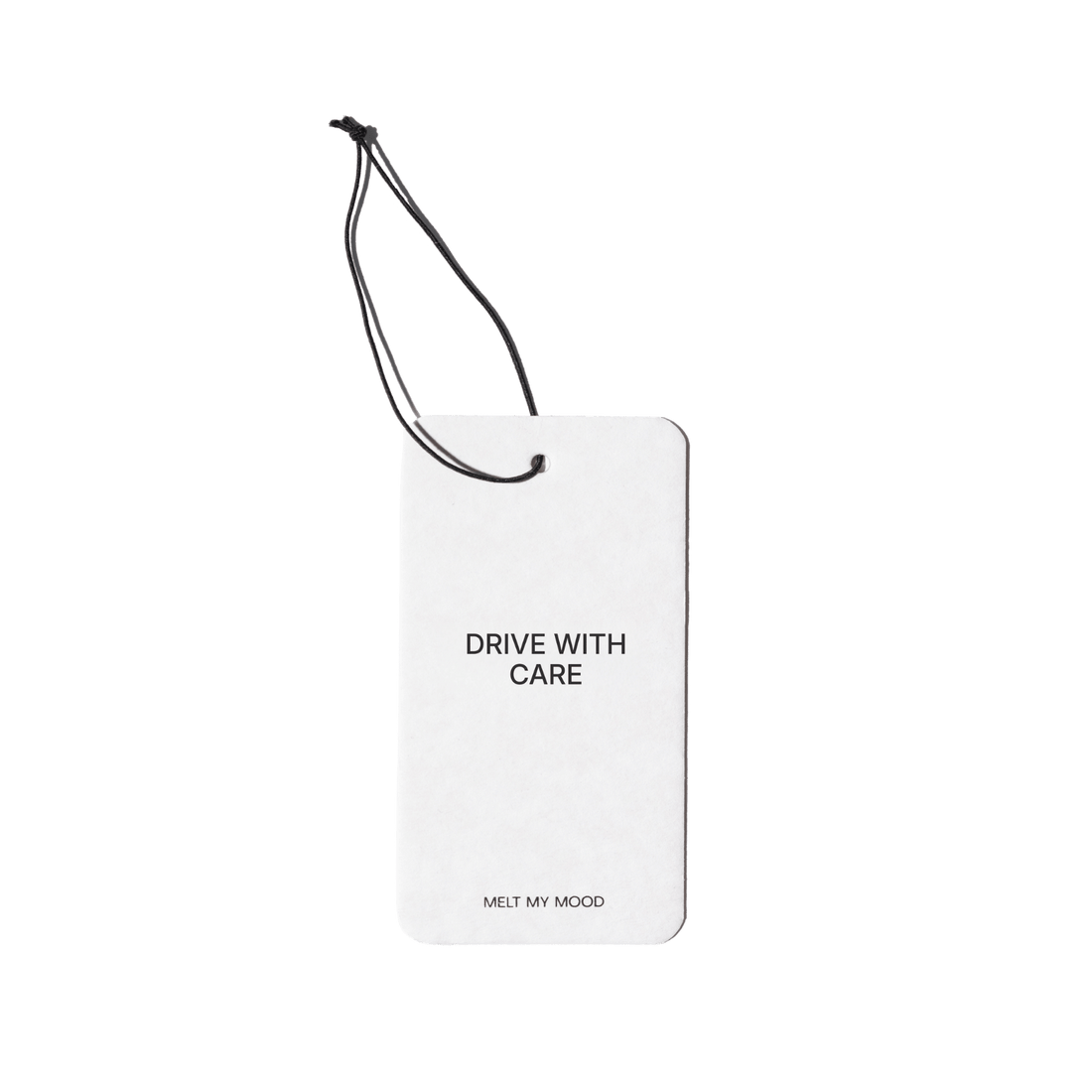 Minimalista stílusú, lekerekített sarkú, fehér téglalap alakú autóillatosító, rajta fekete színű „DRIVE WITH CARE” és „MELT MY MOOD” felirattal; a címke vékony fekete zsinóron lóg, tiszta fehér háttér előtt.